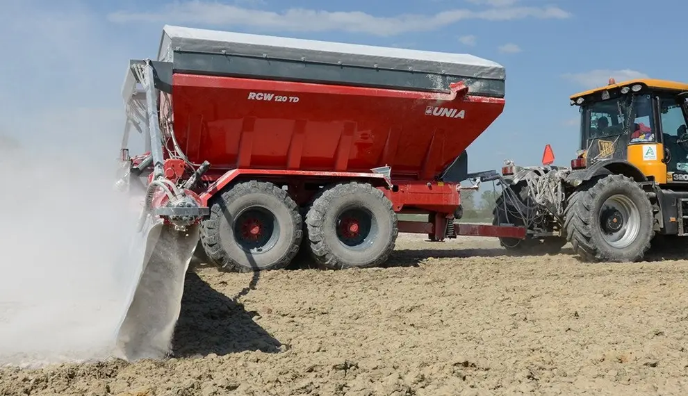 Rozsiewacz przyczepiany UNIA RCW HELIX z belką dedykowaną do wapna pylistego