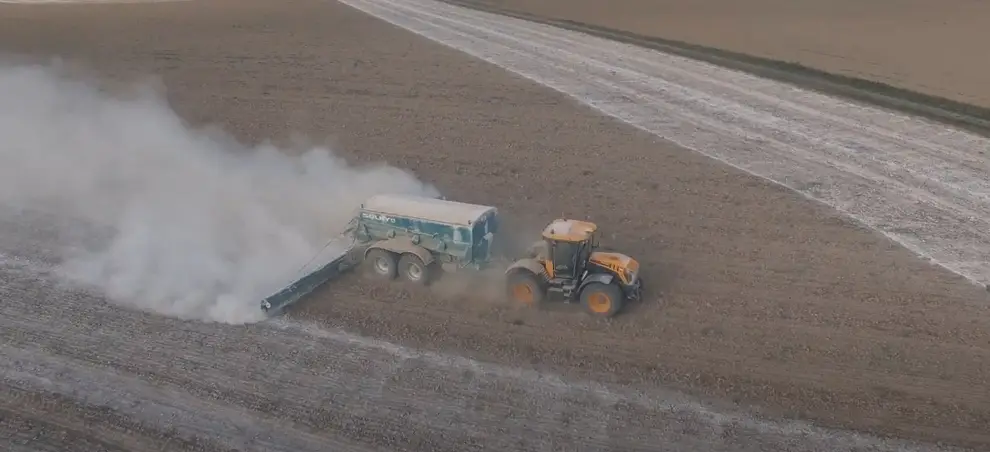 Rozsiewacz przyczepiany Sulky XT 240 H z belką do wapna pylistego